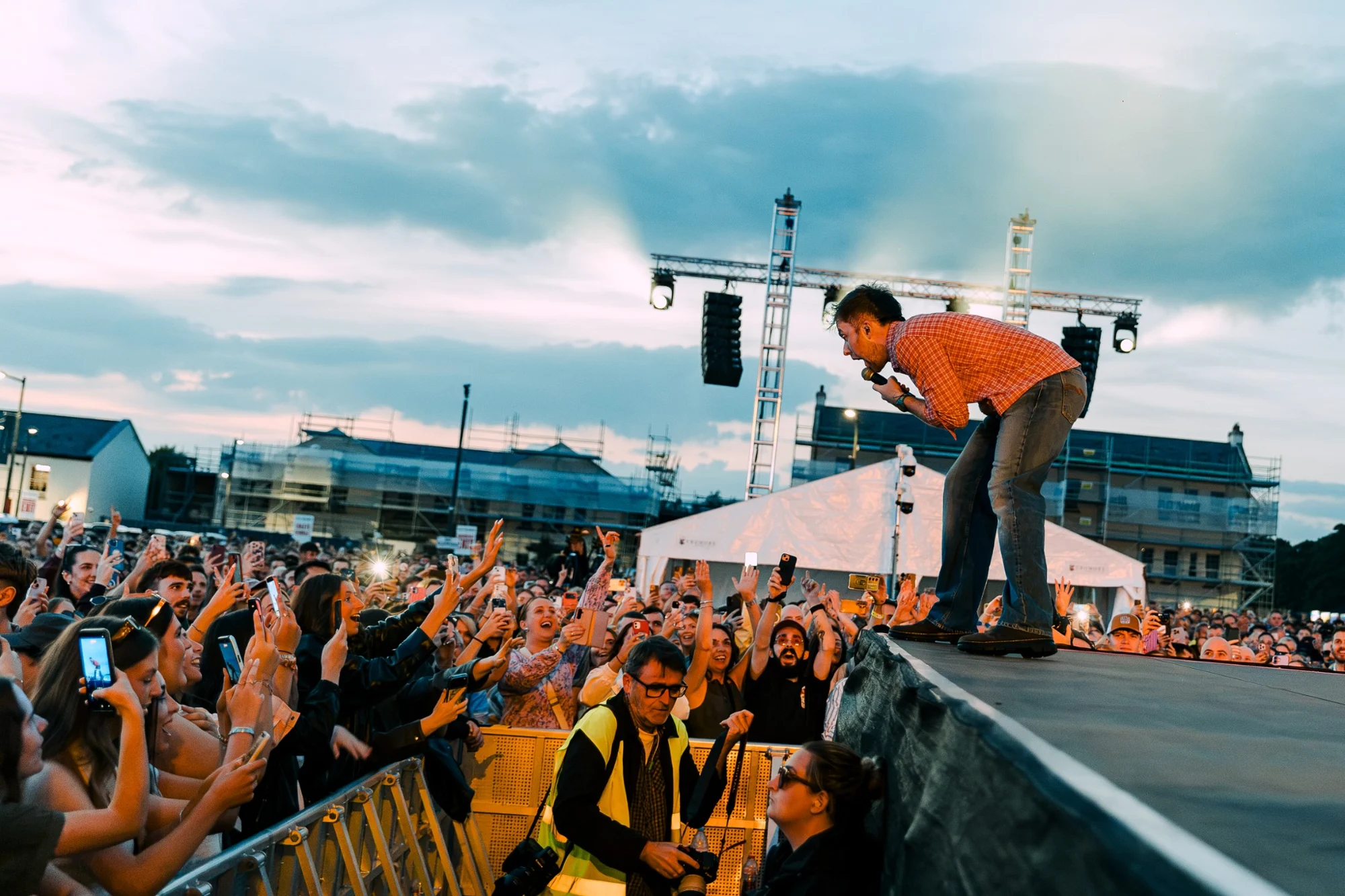 Kingfishr reaching out to the crowd